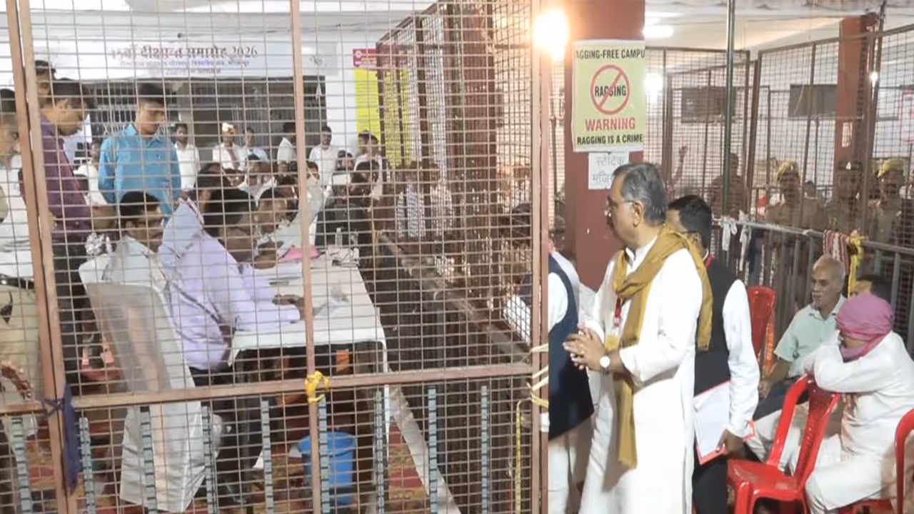 SP and independent candidate boycott MLC vote counting in Gorakhpur (Photo/ANI) SP and independent candidate boycott MLC vote counting in Gorakhpur (Photo/ANI)