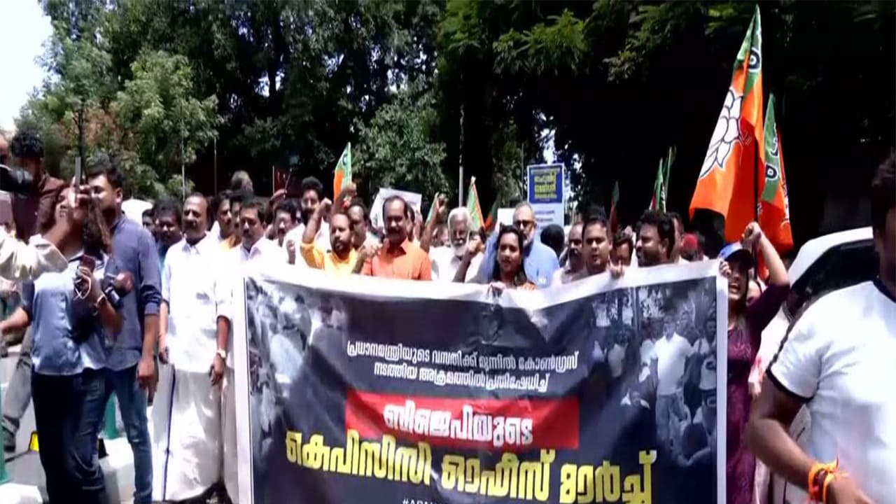 BJP march to the KPCC office (Photo/ANI) BJP march to the KPCC office (Photo/ANI)