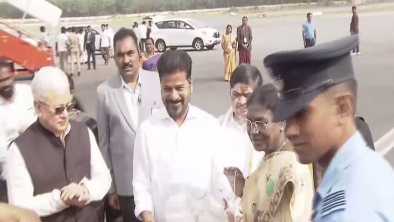 Prez Murmu departs Hyderabad for Puttaparthi (Photo/ANI) Prez Murmu departs Hyderabad for Puttaparthi (Photo/ANI)
