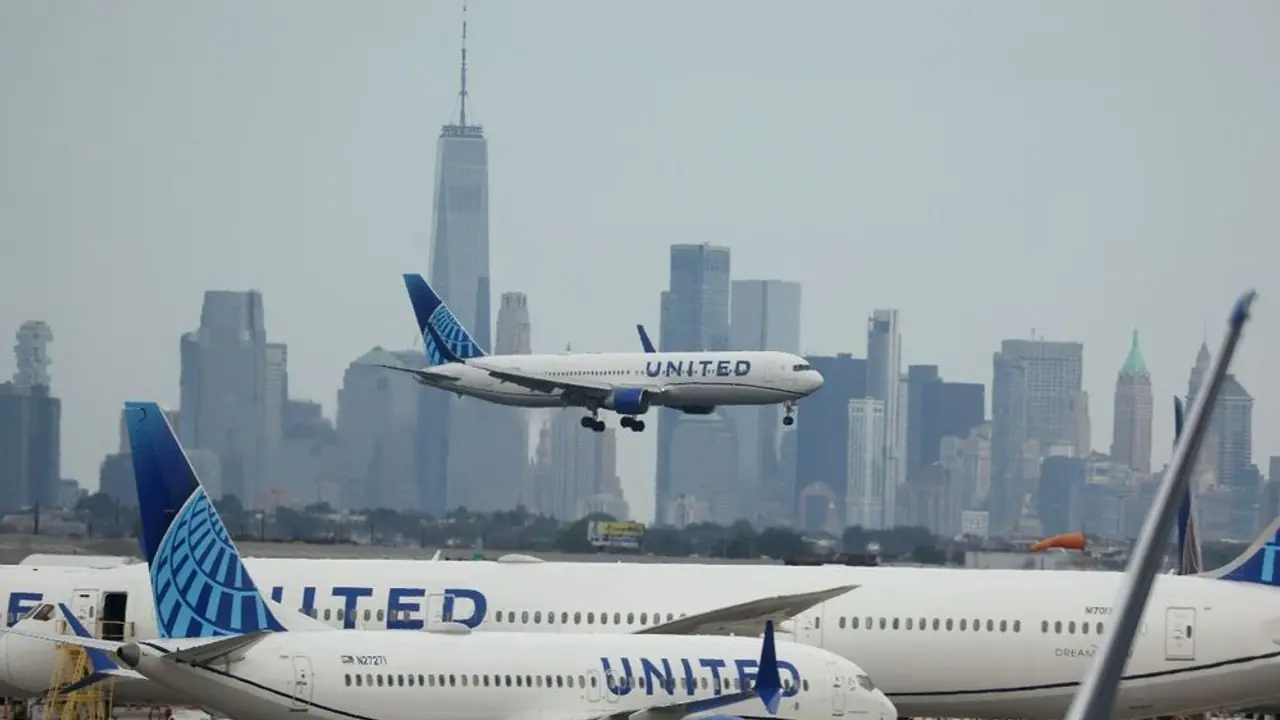 United Airlines Announces FAA Approval For First Starlink Equipped Aircraft — But Retail Stays Extremely Bearish