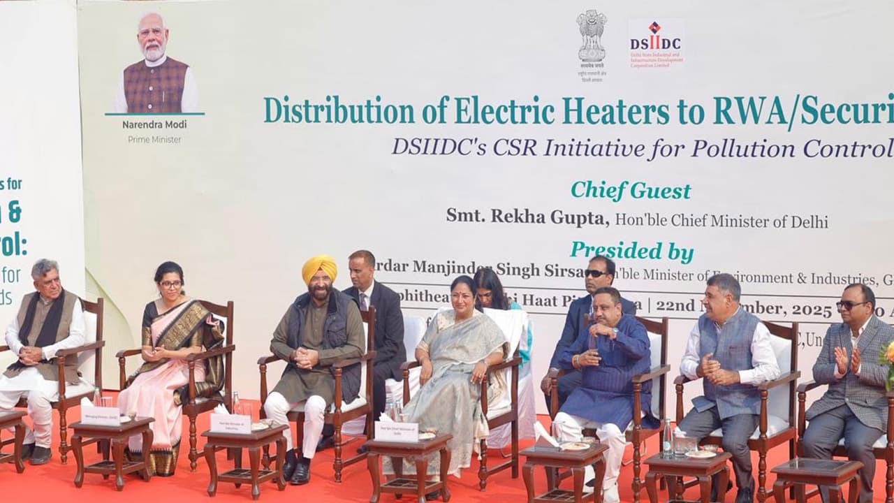 Delhi Govt distributes electric heaters to RWAs (Photo/ANI) Delhi Govt distributes electric heaters to RWAs (Photo/ANI)