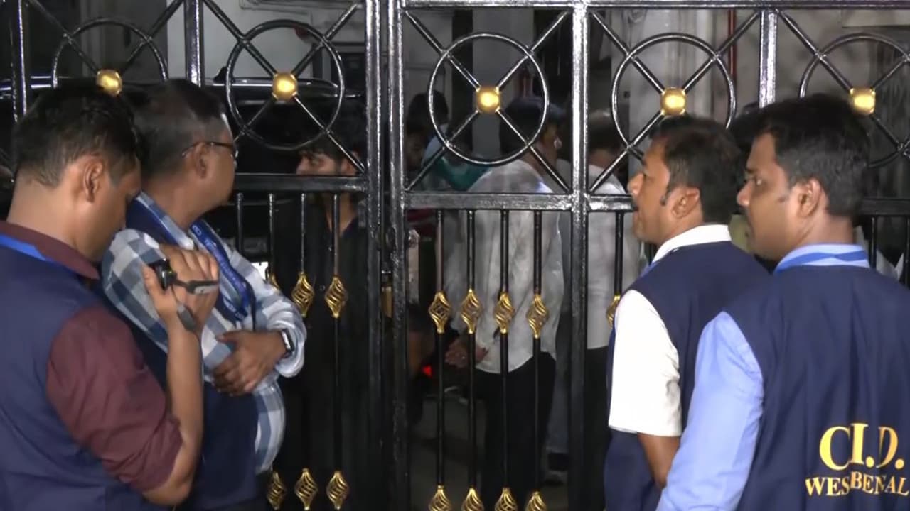 CID Team at TMC Leader Abhishek Banerjee’s Residence (Photo/ANI) CID Team at TMC Leader Abhishek Banerjee’s Residence (Photo/ANI)