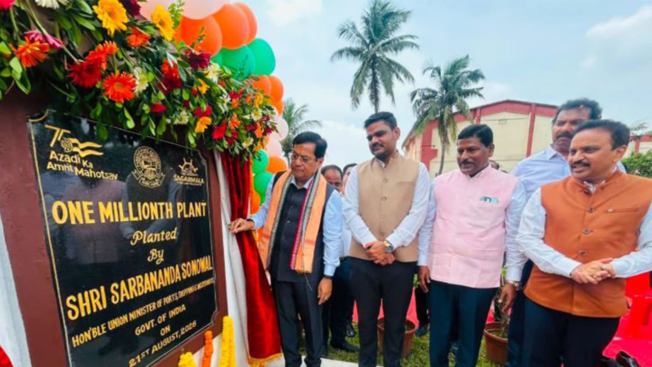 Sarbananda Sonowal at Paradip port (Photo:X/Sarbananda Sonowal) Sarbananda Sonowal at Paradip port (Photo:X/Sarbananda Sonowal)