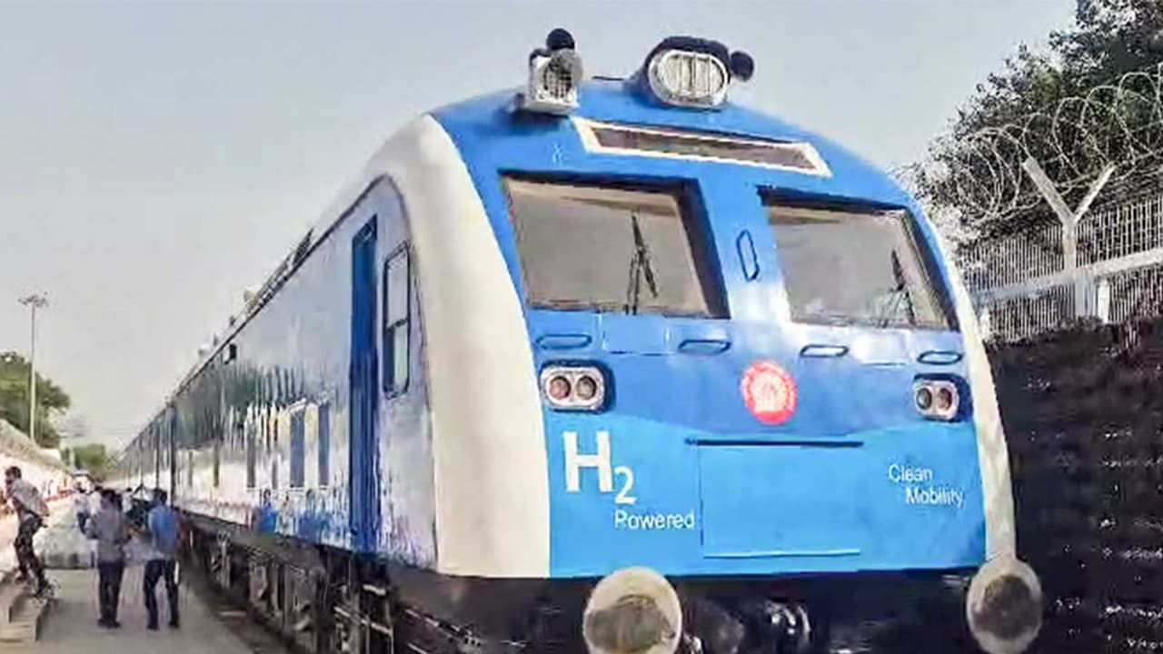 India’s first hydrogen fuel cell powered passenger train (File Photo/ANI) India’s first hydrogen fuel cell powered passenger train (File Photo/ANI)