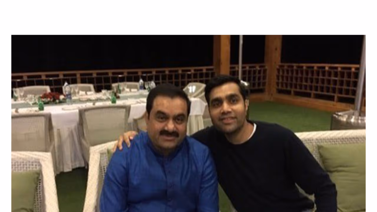 Karan Adani with his family (Photo/@KaranAdani) Karan Adani with his family (Photo/@KaranAdani)