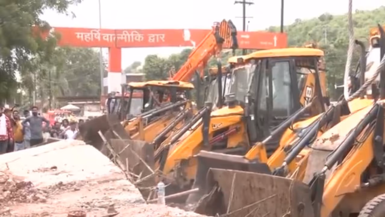 A wall collapsed near Chirwai Naka in Gwalior (Photo/ANI) A wall collapsed near Chirwai Naka in Gwalior (Photo/ANI)