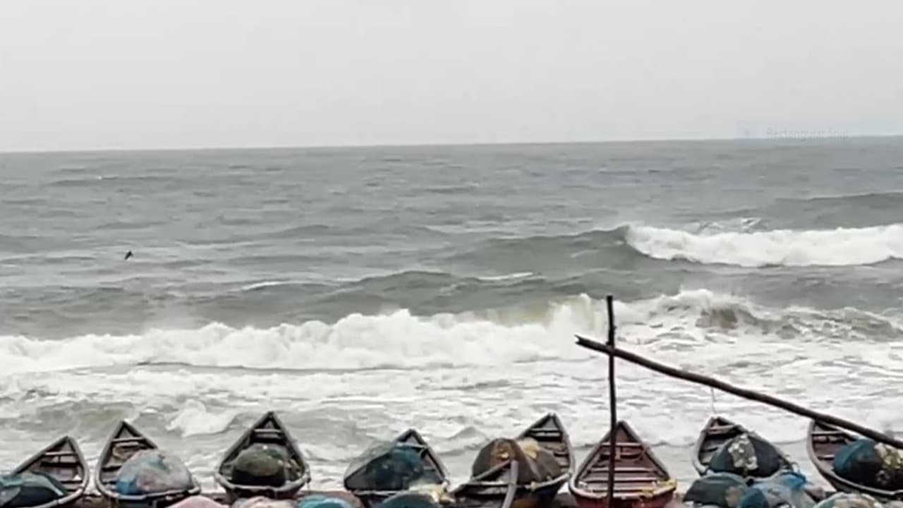 Visuals showing rough sea conditions and high waves in the Bay of Bengal (Photo/ANI) Visuals showing rough sea conditions and high waves in the Bay of Bengal (Photo/ANI)