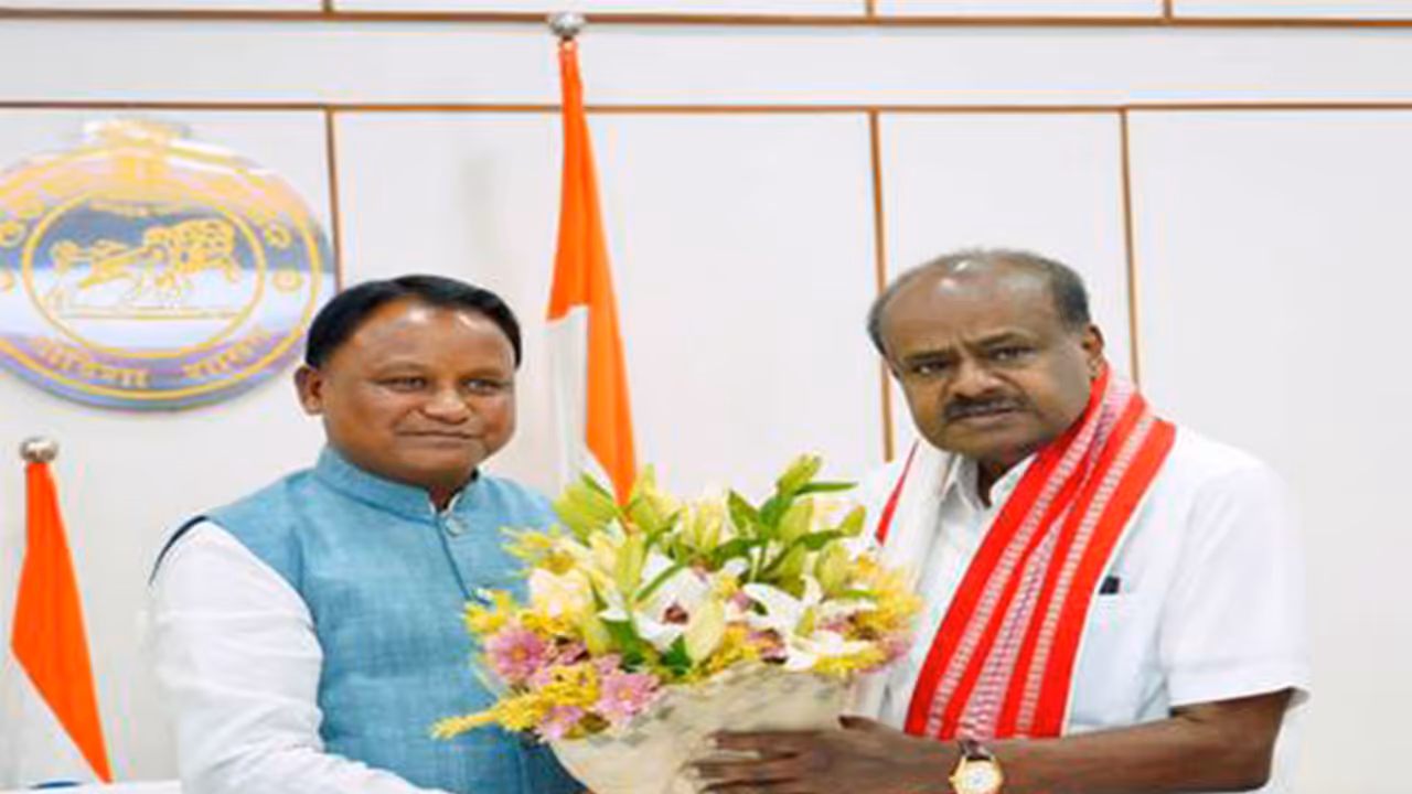 Odisha CM Majhi and Union Minister HD Kumaraswamy (Photo/PIB) Odisha CM Majhi and Union Minister HD Kumaraswamy (Photo/PIB)