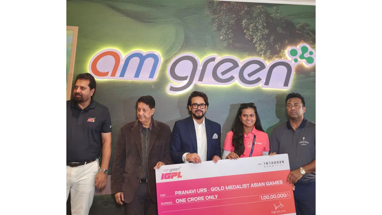 Anurag Thakur honours Pranavi Urs with Rs 1 crore cheque. (Photo/IGPL) Anurag Thakur honours Pranavi Urs with Rs 1 crore cheque. (Photo/IGPL)