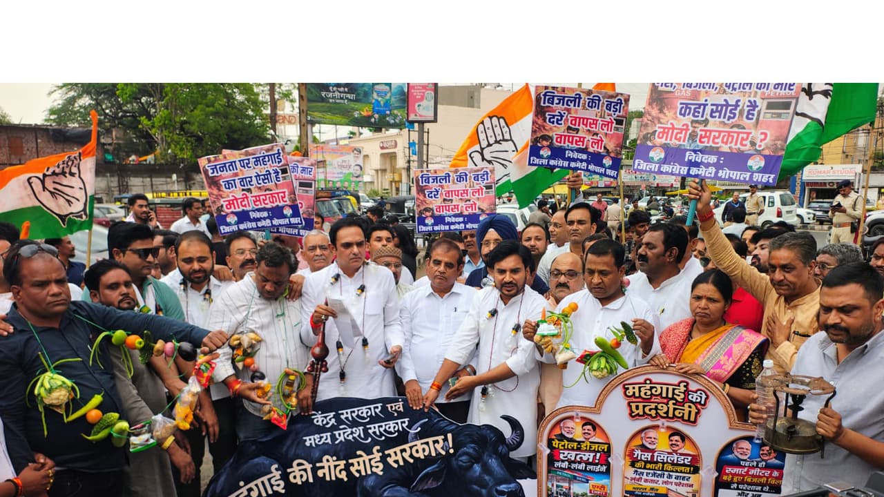 Congress workers staging protest in Bhopal (Photo/ANI) Congress workers staging protest in Bhopal (Photo/ANI)
