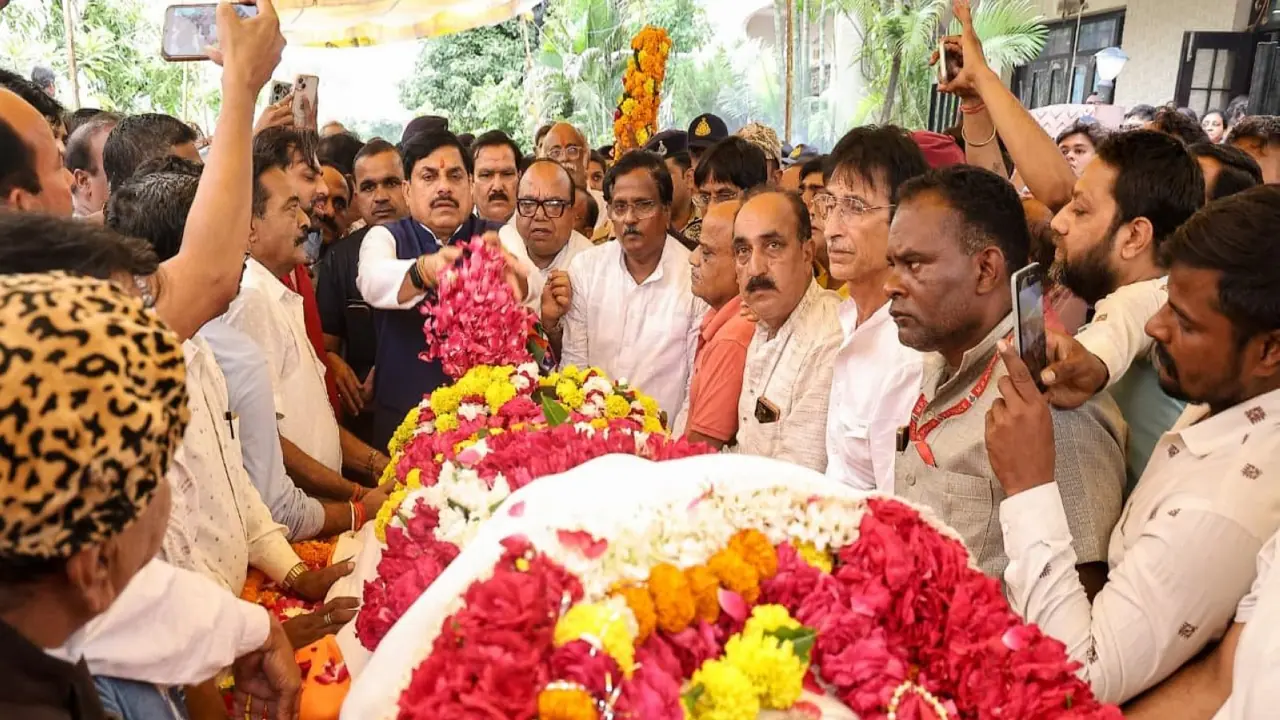 MP CM Mohan Yadav is offering his last respects to former minister Paras Jain (Photo / X @DrMohanYadav51) MP CM Mohan Yadav is offering his last respects to former minister Paras Jain (Photo / X @DrMohanYadav51)