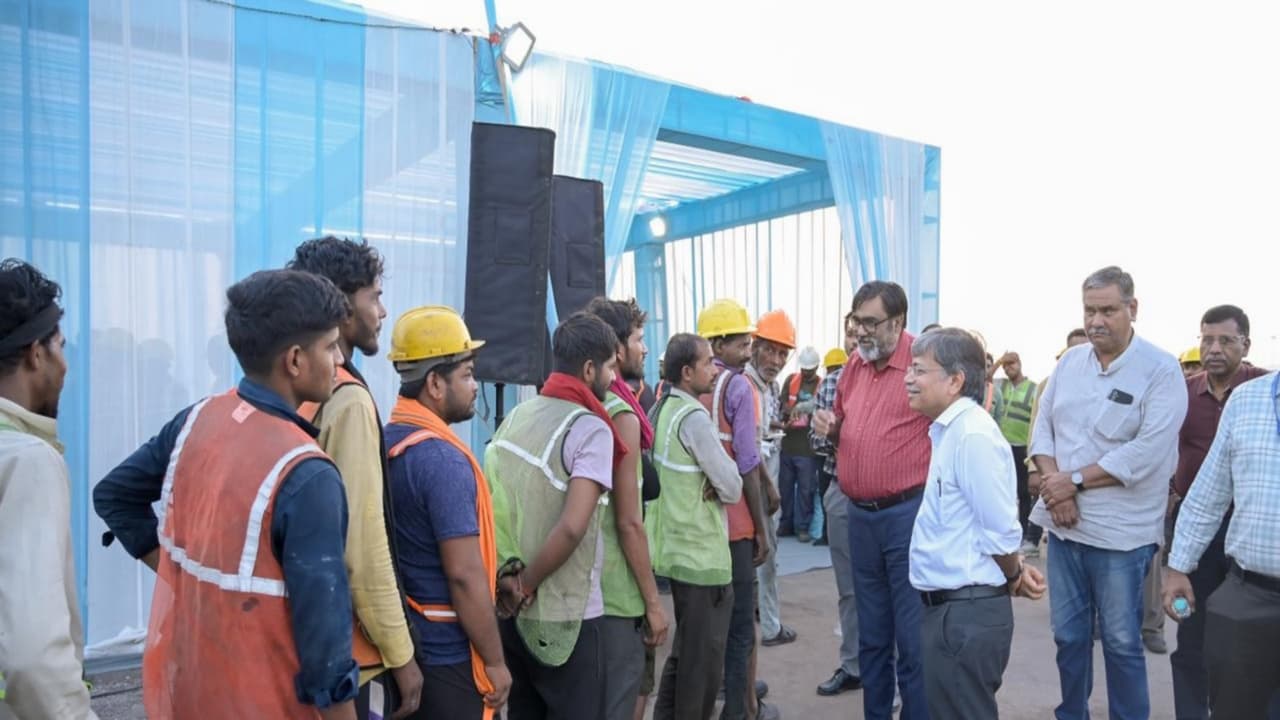 Buttermilk distribution drive for port Shramiks at Cargo Jetty no 16 (Photo/ANI) Buttermilk distribution drive for port Shramiks at Cargo Jetty no 16 (Photo/ANI)