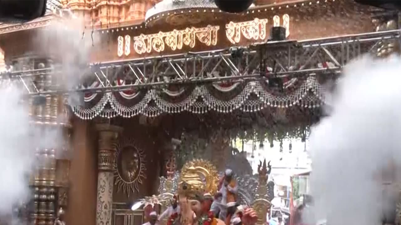 Lalbaugcha Raja immersion procession (Photo/ANI) Lalbaugcha Raja immersion procession (Photo/ANI)
