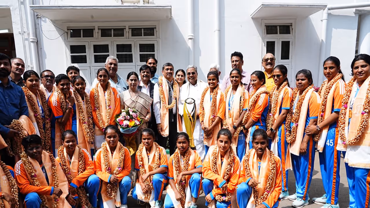 Siddaramaiah with the Blind women's cricket team (Photo: X/@siddaramaiah) Siddaramaiah with the Blind women's cricket team (Photo: X/@siddaramaiah)
