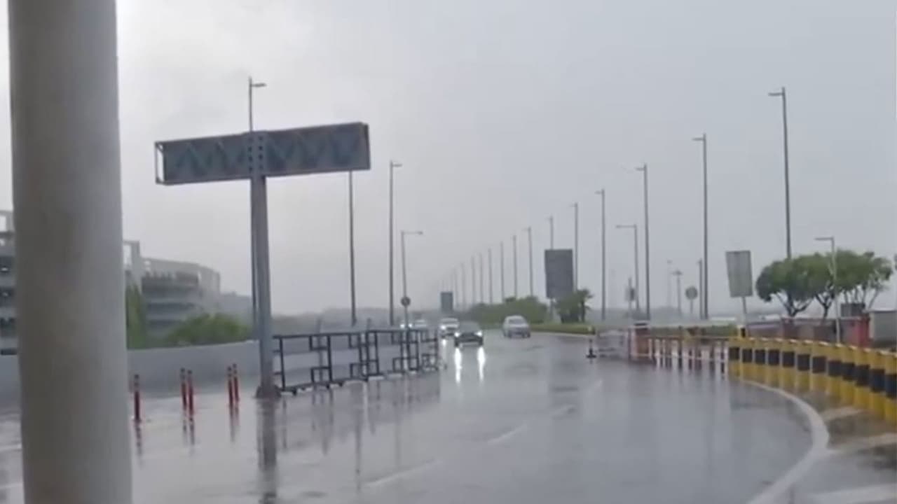 National capital of Delhi receives light rain showers (Photo/ANI) National capital of Delhi receives light rain showers (Photo/ANI)