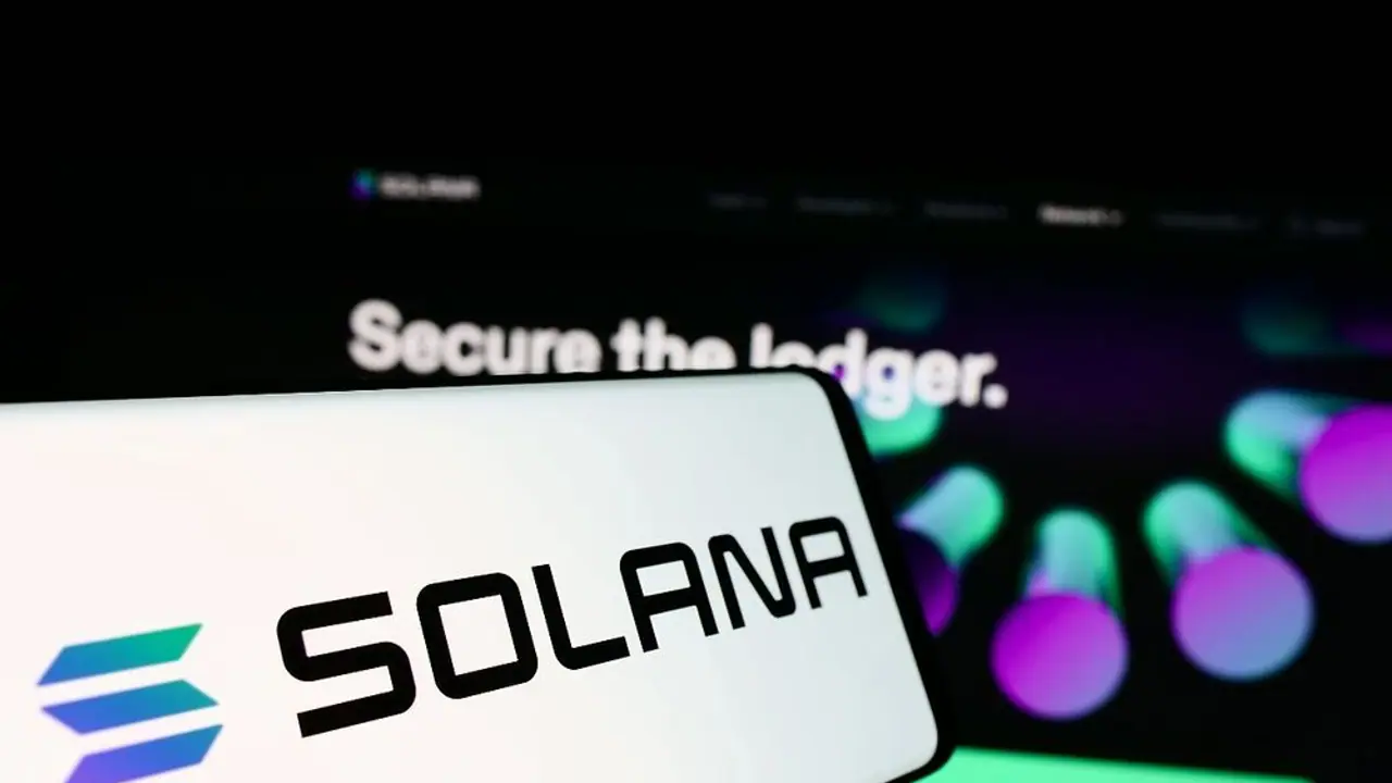 SOL Token Climbs After BlackRock Expands To Solana, Fidelity Eyes ETF – But Retail Remains Wary SOL Token Climbs After BlackRock Expands To Solana, Fidelity Eyes ETF – But Retail Remains Wary