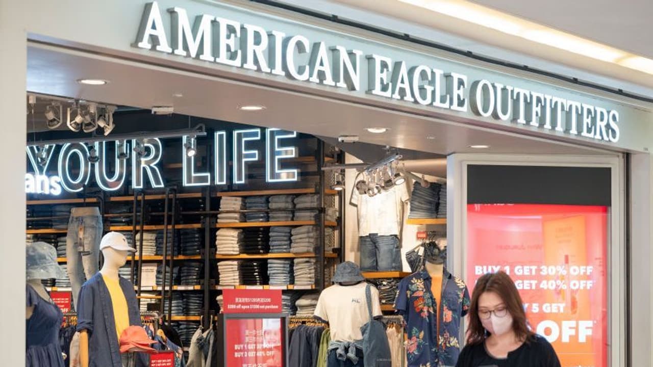 American Eagle Outfitters Stock Slips Following Updated Guidance: Retail Sentiment Dips