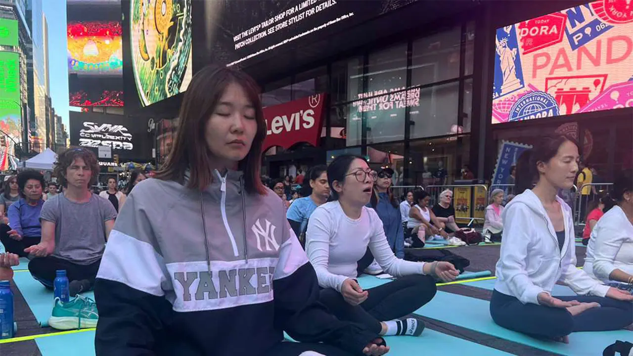 Om chants echo across Times Square in New York on International Yoga Da (Photo/ANI) Om chants echo across Times Square in New York on International Yoga Da (Photo/ANI)