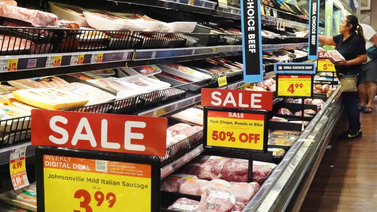 Smithfield Foods Stock Slips Despite Q4 Earnings Beat: Retail Bearishness Softens Smithfield Foods Stock Slips Despite Q4 Earnings Beat: Retail Bearishness Softens
