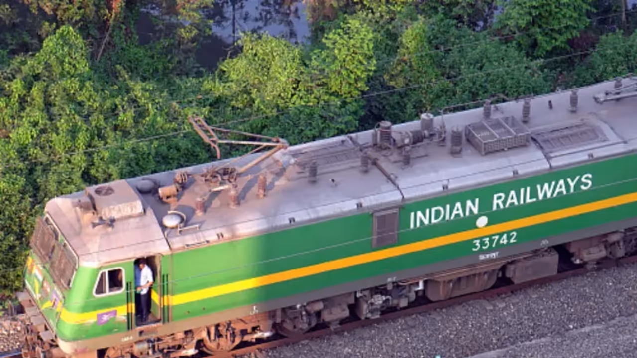 https://stocktwits.com/news articles/markets/equity/titagarh rail bags fresh order but continues to consolidate below 1 000 sebi ra saurabh sahu/ch8APMvR5AM
