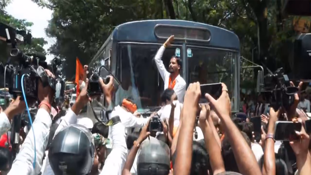ABVP holds protest march from the Old Vidhan Sabha to the New Vidhan Sabha in Ranchi (Photo/ANI) ABVP holds protest march from the Old Vidhan Sabha to the New Vidhan Sabha in Ranchi (Photo/ANI)