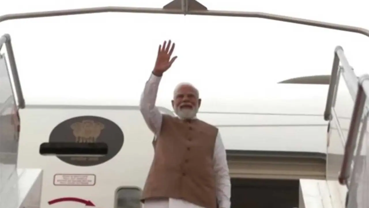 PM Narendra Modi departs from France (Photo/DD) PM Narendra Modi departs from France (Photo/DD)