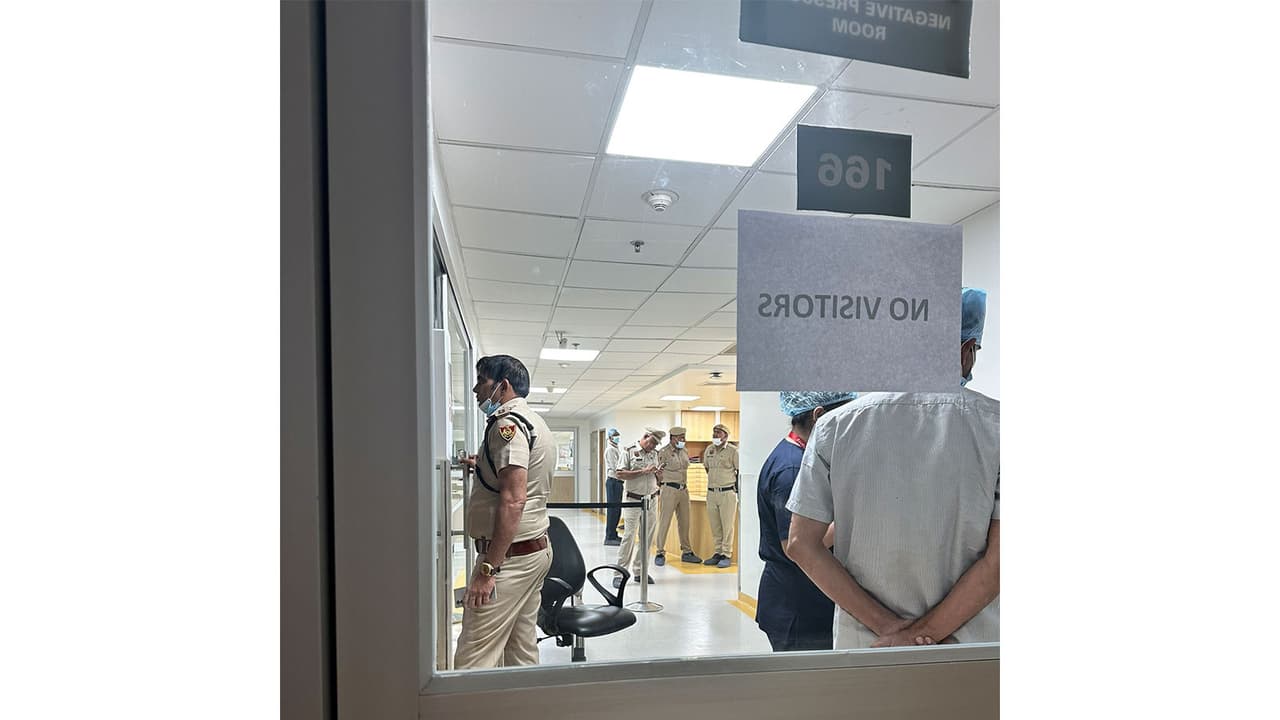 Police personnel outside activist Sonam Wangchuk's room at the hospital (Photo: x/@GitanjaliAngmo) Police personnel outside activist Sonam Wangchuk's room at the hospital (Photo: x/@GitanjaliAngmo)
