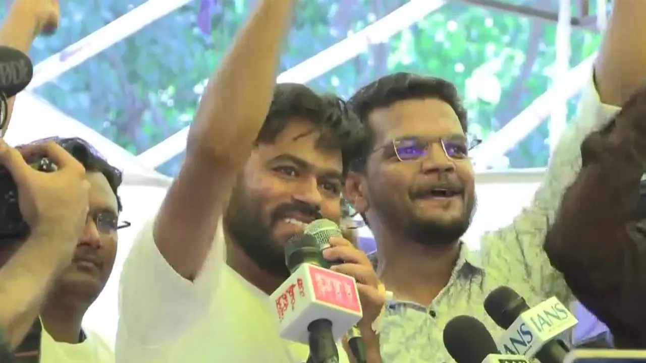CJP founder Abhijeet Dipke (left) at Jantar Mantar (Photo/ANI) CJP founder Abhijeet Dipke (left) at Jantar Mantar (Photo/ANI)
