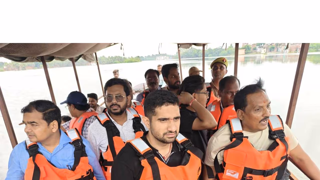 City Commissioner inspects flood affected areas of Salarpur (Photo: Varanasi Municipal Corporation) City Commissioner inspects flood affected areas of Salarpur (Photo: Varanasi Municipal Corporation)