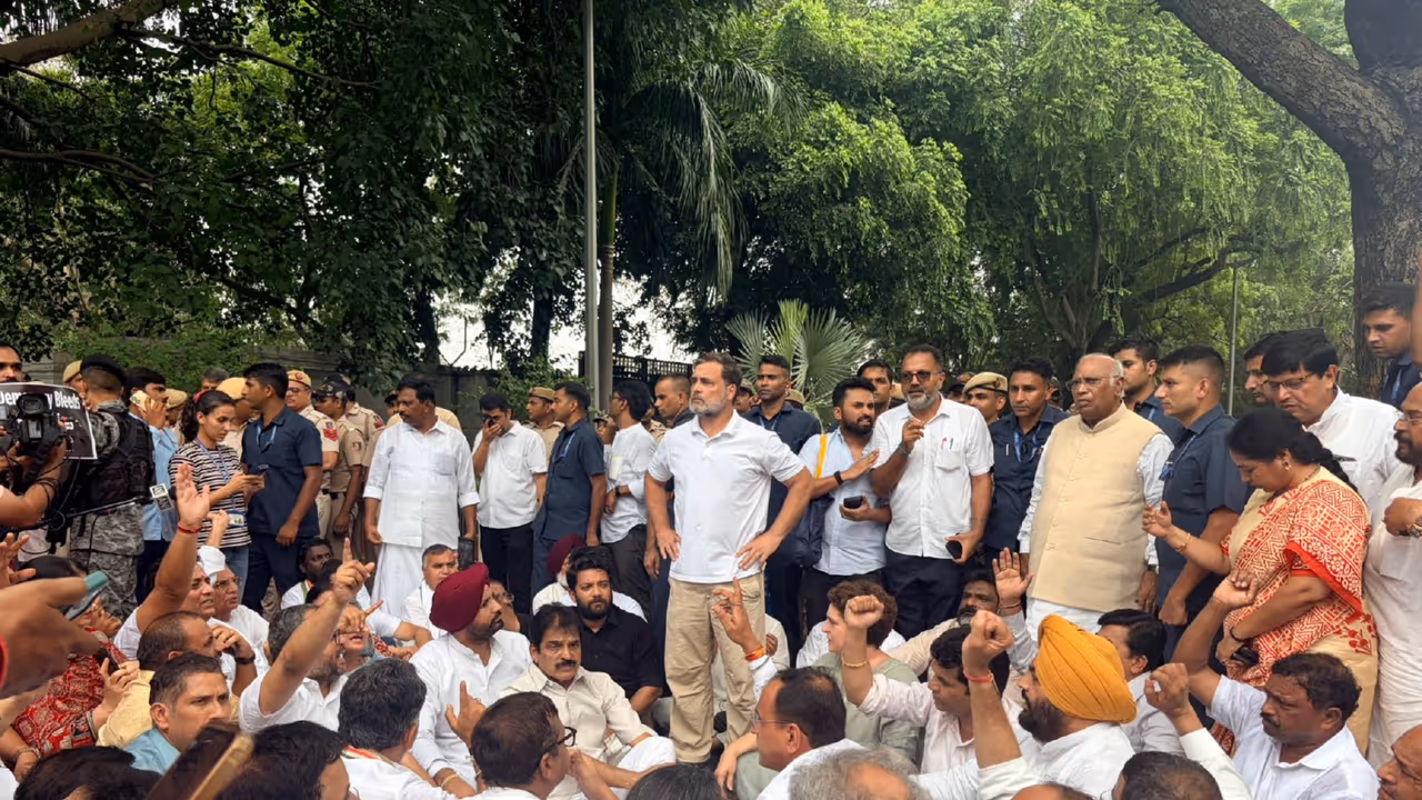 Rahul Gandhi at the protest site (Photo/@RahulGandhi) Rahul Gandhi at the protest site (Photo/@RahulGandhi)