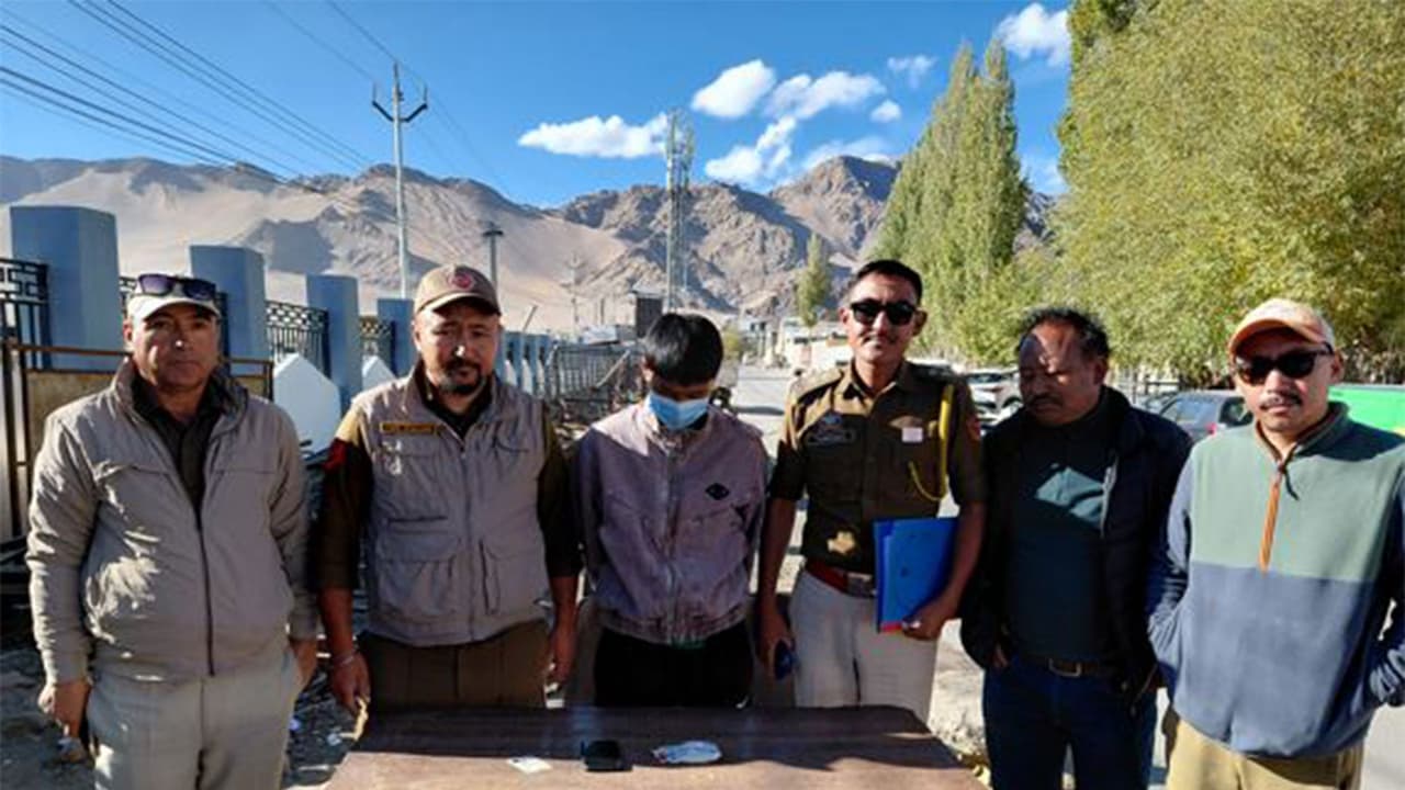 Leh Police arrested accused after recovering 21.02 grams of heroin (Photo/Leh Police) Leh Police arrested accused after recovering 21.02 grams of heroin (Photo/Leh Police)