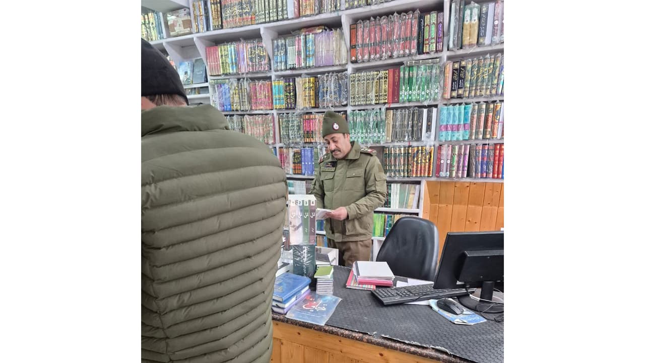 Srinagar Police conducting searches (Photo/ANI)