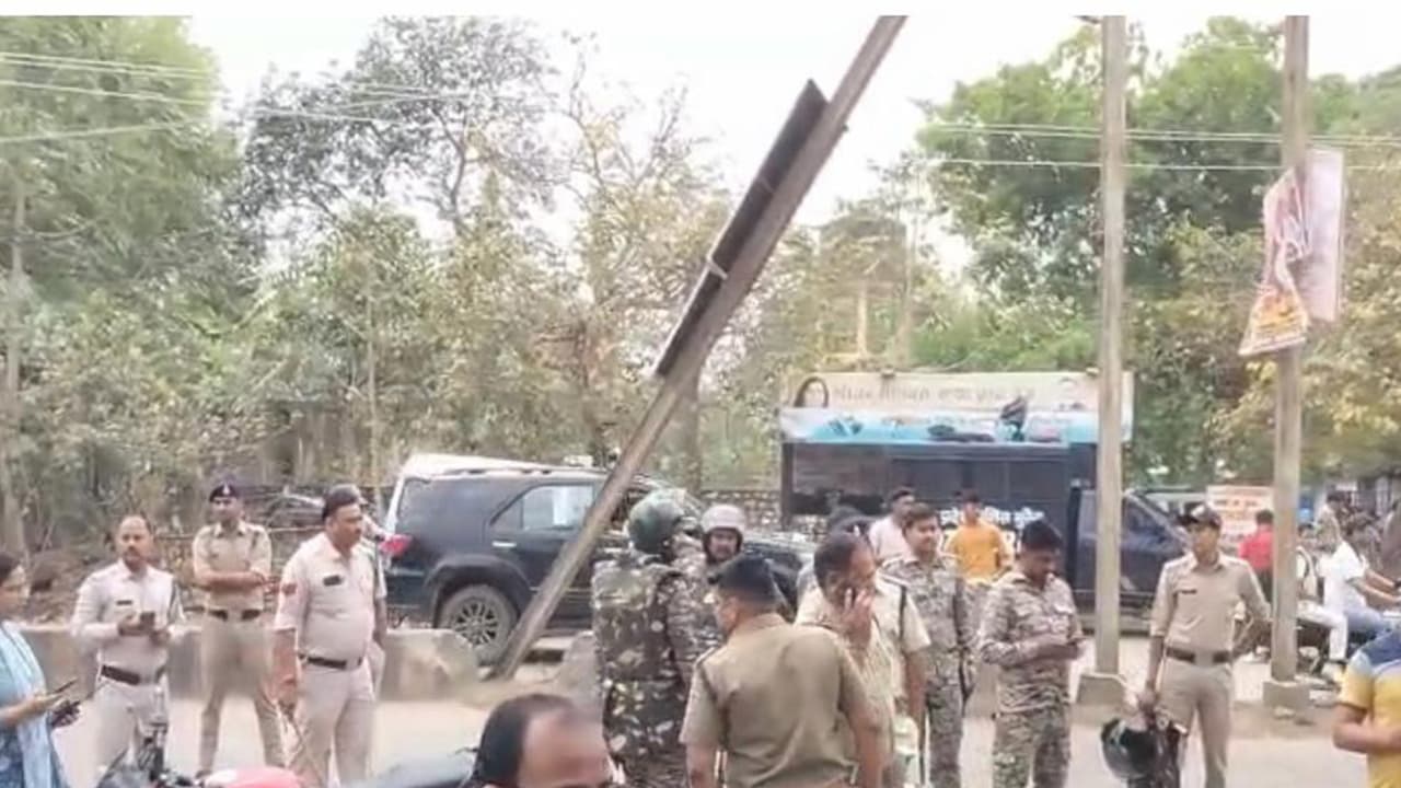 Police force present outside Morena district hospital where post mortem of forest guard is being conducted (Photo/ANI) Police force present outside Morena district hospital where post mortem of forest guard is being conducted (Photo/ANI)