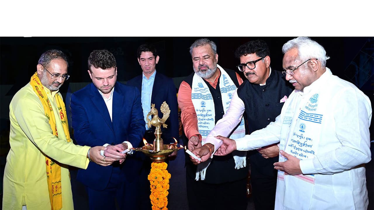 Dev Sanskriti Vishwavidyalaya Vice President Dr. Chinmay Pandya, along with international delegates (Photo/Dev Sanskriti Vishwavidyalaya) Dev Sanskriti Vishwavidyalaya Vice President Dr. Chinmay Pandya, along with international delegates (Photo/Dev Sanskriti Vishwavidyalaya)