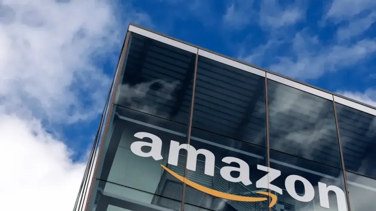 https://stocktwits.com/news-articles/markets/equity/white-house-slams-amazons-tariff-impact-display-plans/chQ6IreRbLg