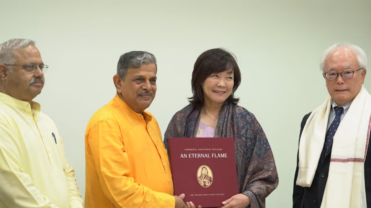 Akie Abe, wife of former Japanese Prime Minister late Shinzo Abe (On Centre Right), and Tomohiko Taniguchi, Chairman of Nippon Kaigi (On Right) met Rashtriya Swayamsevak Sangh (RSS) Sarkaryavah (General Secretary) Dattatreya Hosabale (On Centre Left) (Photo/ANI) Akie Abe, wife of former Japanese Prime Minister late Shinzo Abe (On Centre Right), and Tomohiko Taniguchi, Chairman of Nippon Kaigi (On Right) met Rashtriya Swayamsevak Sangh (RSS) Sarkaryavah (General Secretary) Dattatreya Hosabale (On Centre Left) (Photo/ANI)