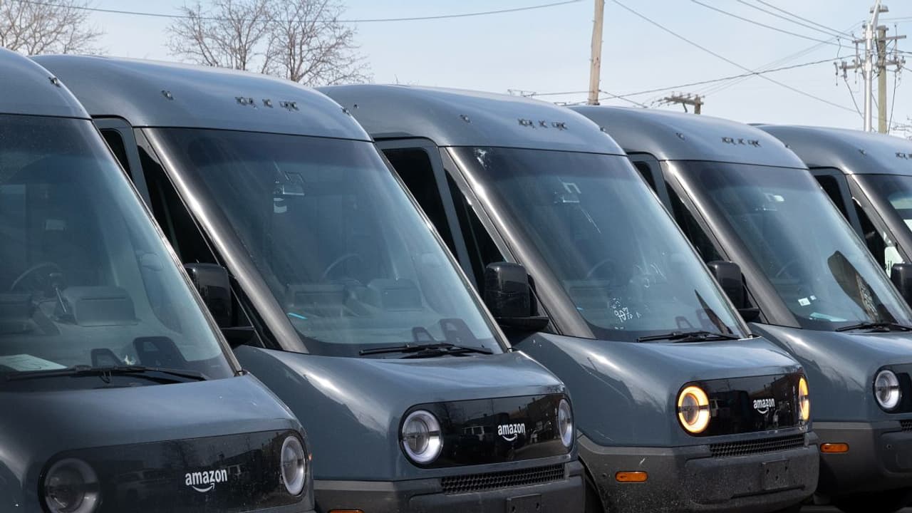 Rivian Opens Up Sales Of Commercial EV Vans: Stock Rises But Retail Stuck In Bearish Gear Rivian Opens Up Sales Of Commercial EV Vans: Stock Rises But Retail Stuck In Bearish Gear