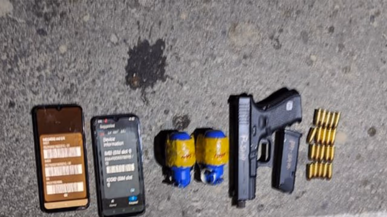 Items recovered during the operation (Photo/X/Kashmir Zone Police)