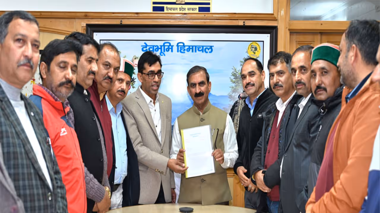 Delegation of Himachal Pradesh Government Primary Teachers Association meet CM Sukhu (Photo/Himachal CMO) Delegation of Himachal Pradesh Government Primary Teachers Association meet CM Sukhu (Photo/Himachal CMO)