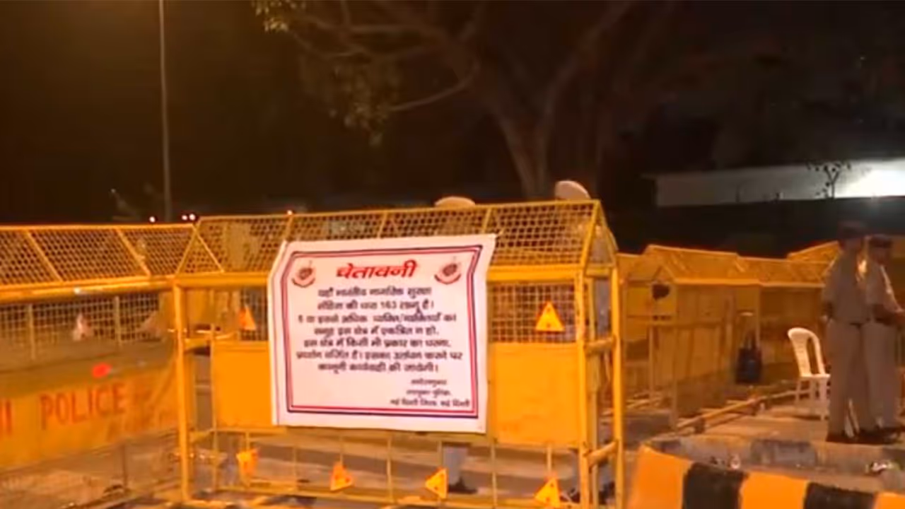 Heavy police deployment around Jantar Mantar, Election Commission headquarters (Photo/ANI) Heavy police deployment around Jantar Mantar, Election Commission headquarters (Photo/ANI)