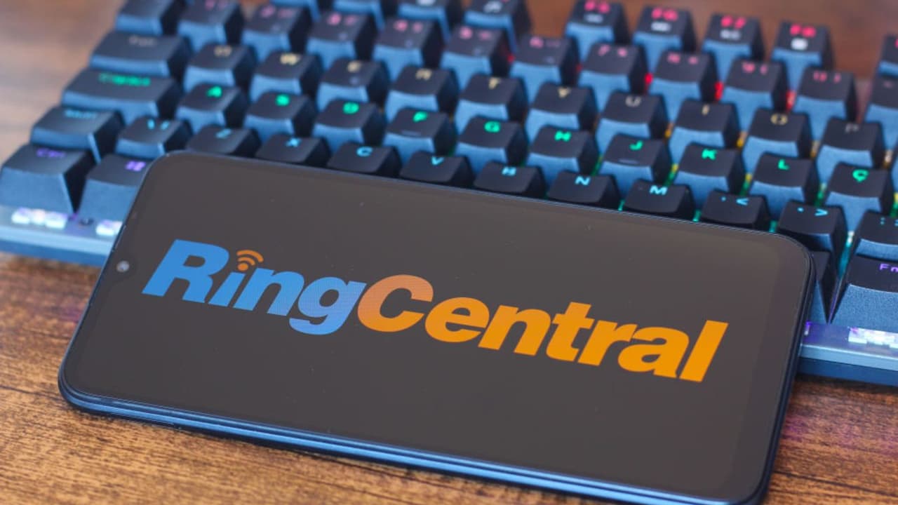 RingCentral Stock Dips As Weak Guidance Spooks Investors: Retail Sentiment Flips To Bearish RingCentral Stock Dips As Weak Guidance Spooks Investors: Retail Sentiment Flips To Bearish