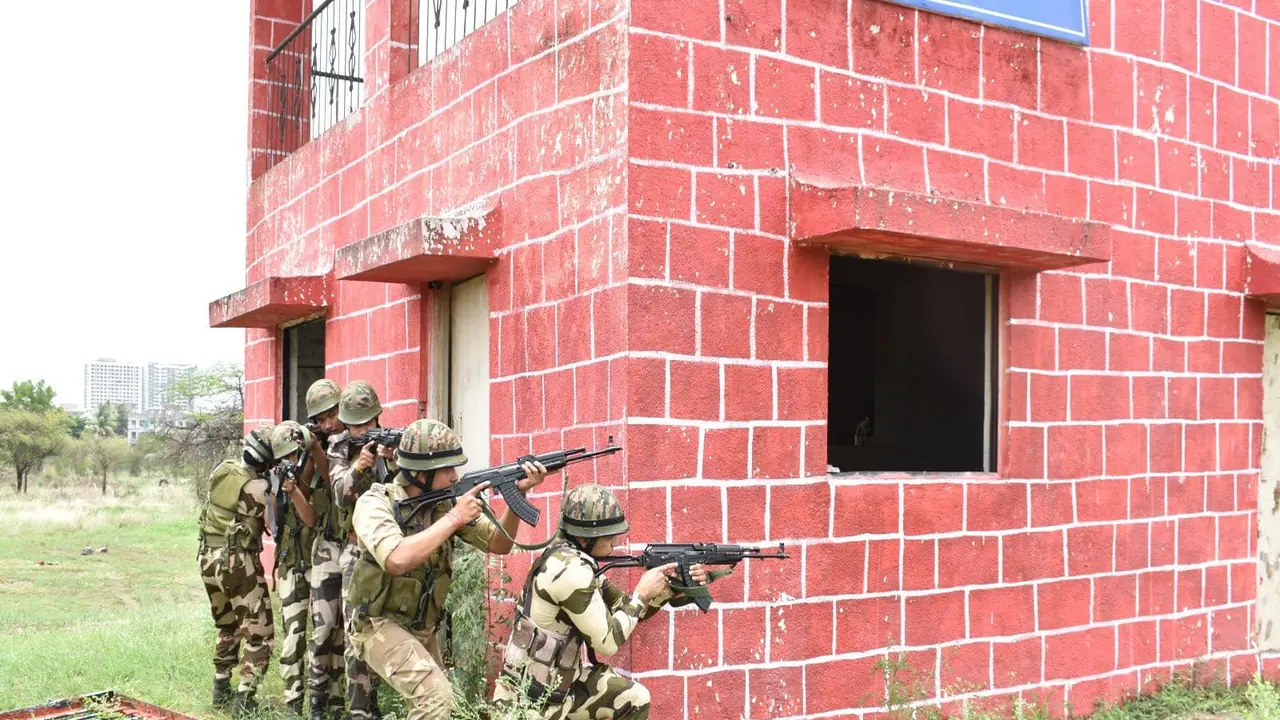 CISF personnel train alongside Indian Army troops during a two week joint training capsule at Aundh Military Station, Pune (Photo/@IaSouthern) CISF personnel train alongside Indian Army troops during a two week joint training capsule at Aundh Military Station, Pune (Photo/@IaSouthern)