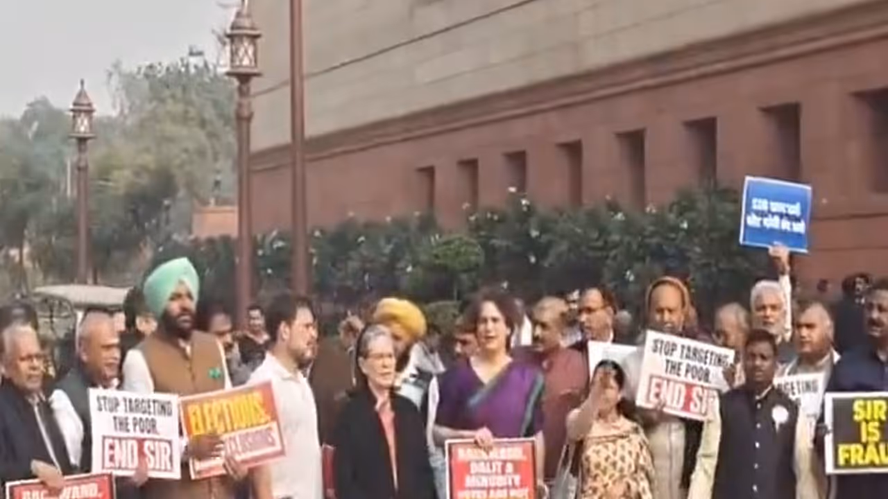 Sonia and Rahul Gandhi join Opposition Protests (Photo/ANI) Sonia and Rahul Gandhi join Opposition Protests (Photo/ANI)