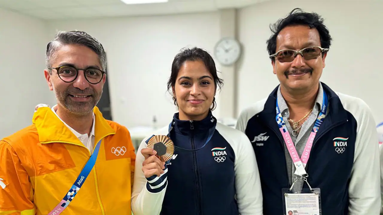 Manu Bhaker (M) poses for a picture with Abhinav Bindra (L) and her coach Jaspal Rana. (Photo: ANI) Manu Bhaker (M) poses for a picture with Abhinav Bindra (L) and her coach Jaspal Rana. (Photo: ANI)