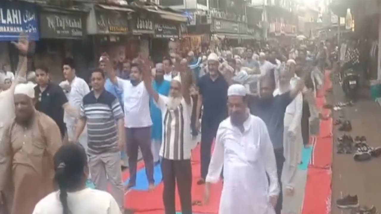 Participsnts at Minara Masjid for Yoga Day celebrations (Photo/ANI) Participsnts at Minara Masjid for Yoga Day celebrations (Photo/ANI)