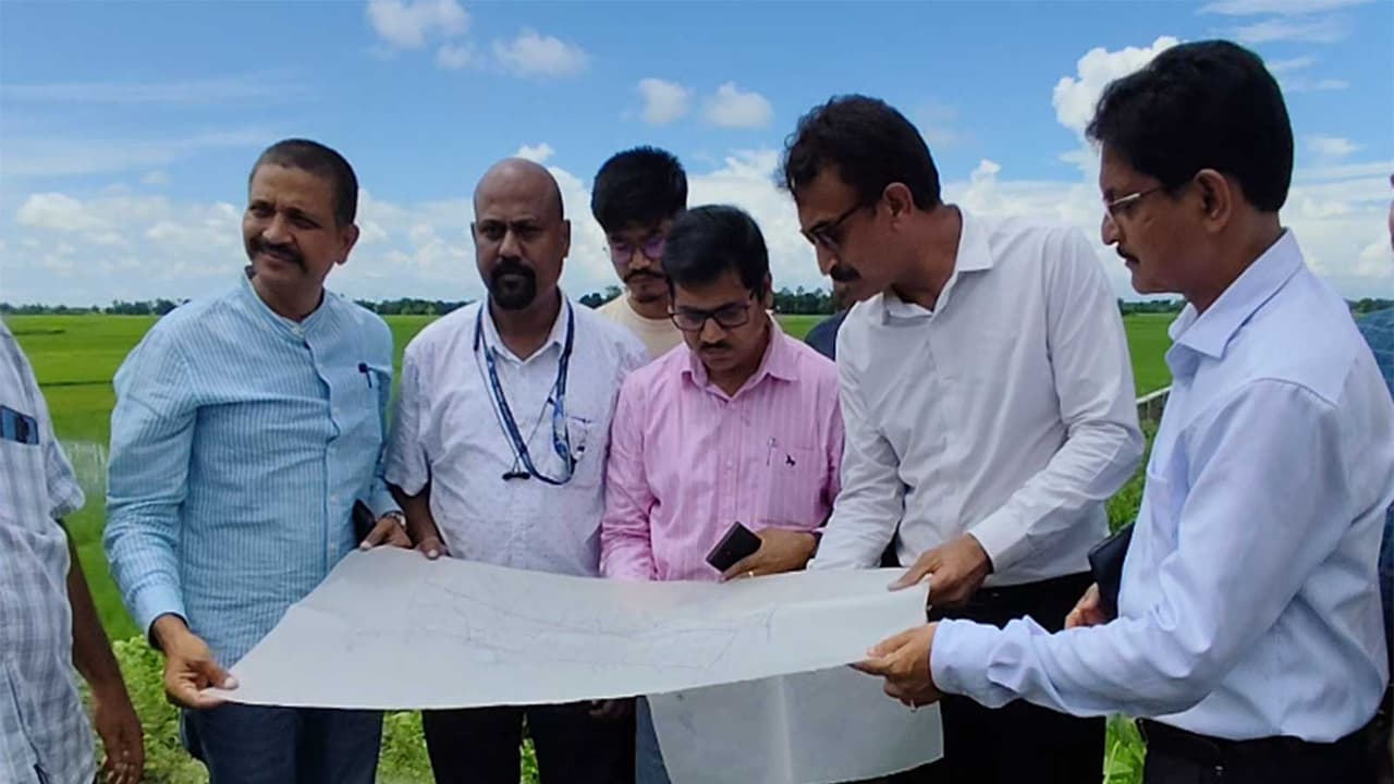6 member team of AAI conducts preliminary feasibility survey in Assam’s Majuli (Photo/ANI) 6 member team of AAI conducts preliminary feasibility survey in Assam’s Majuli (Photo/ANI)
