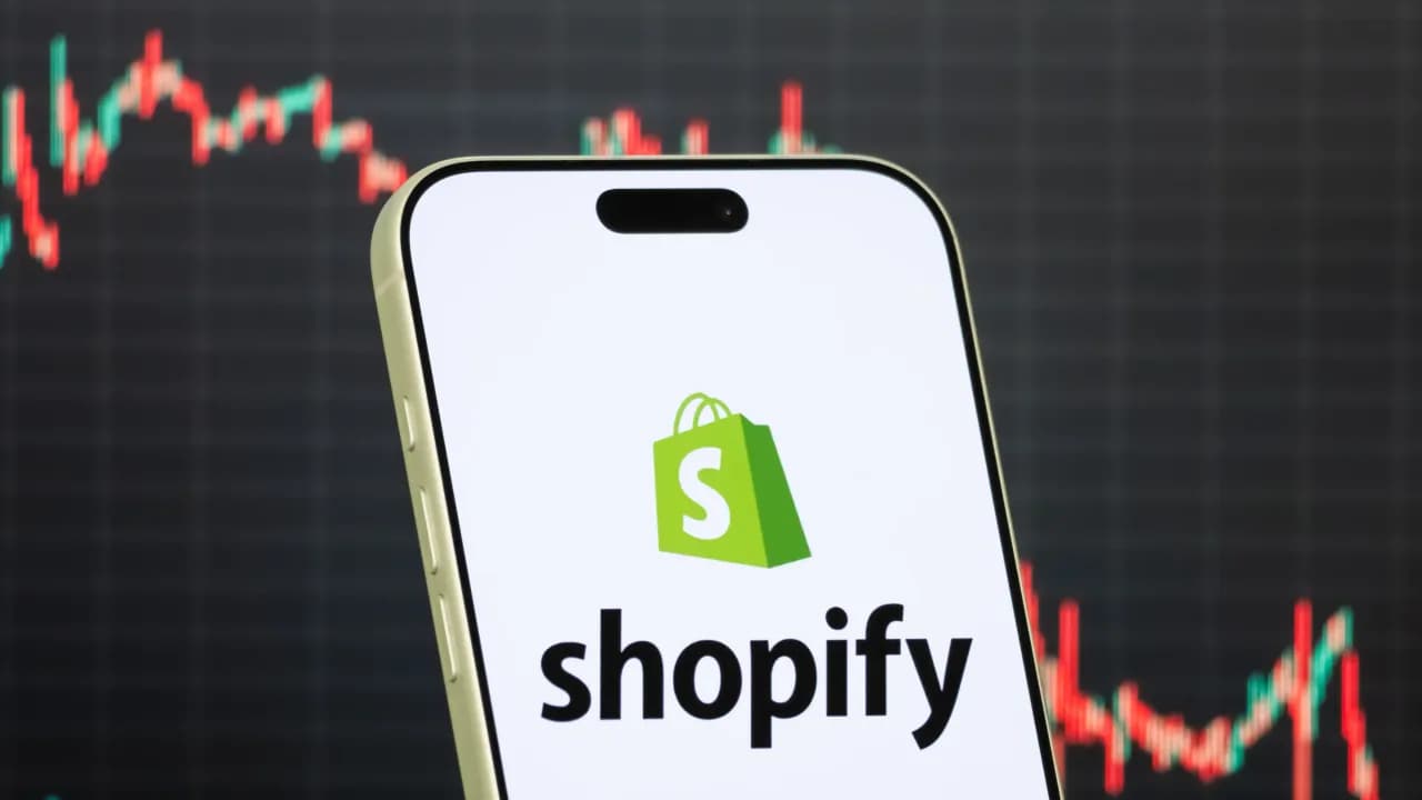 https://stocktwits.com/news articles/markets/equity/shop stock heads for weekly loss as cathie wood s ark trims stake after 25 august rally valuation nears 100x earnings/cZsMZdhRJHY https://stocktwits.com/news articles/markets/equity/shop stock heads for weekly loss as cathie wood s ark trims stake after 25 august rally valuation nears 100x earnings/cZsMZdhRJHY