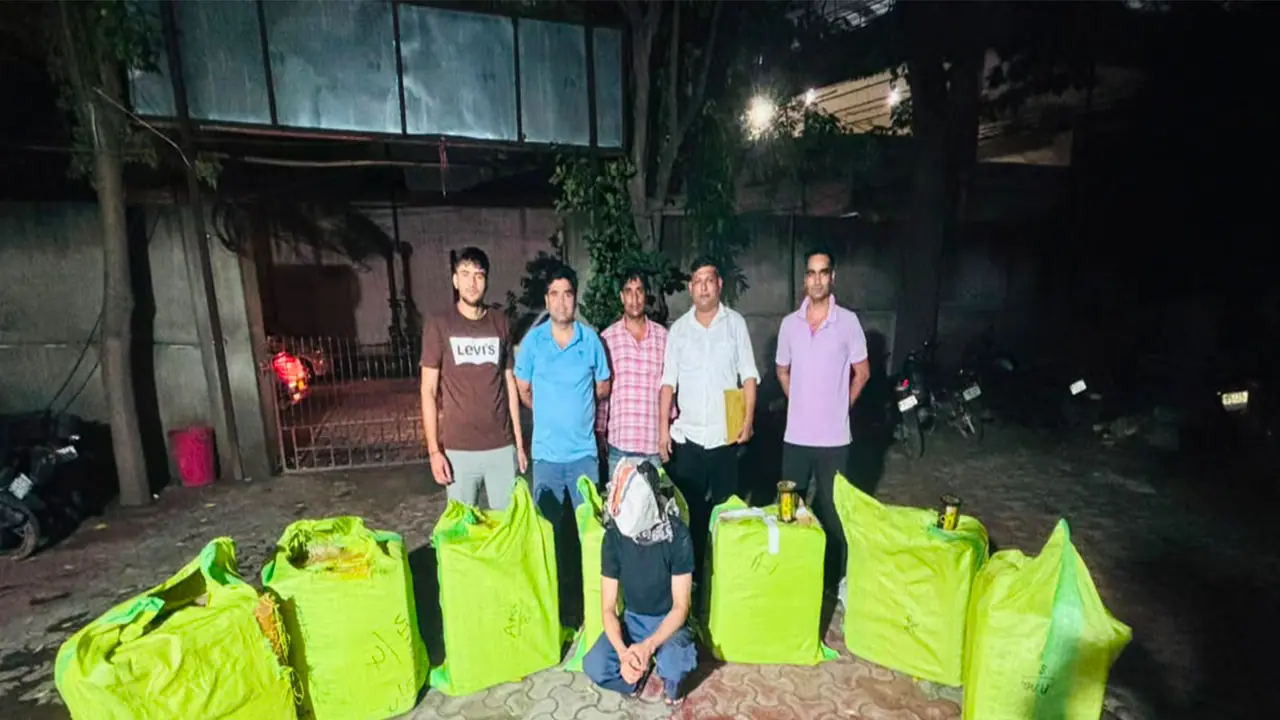 Delhi Police with seized Manja (Photo/Delhi Police) Delhi Police with seized Manja (Photo/Delhi Police)