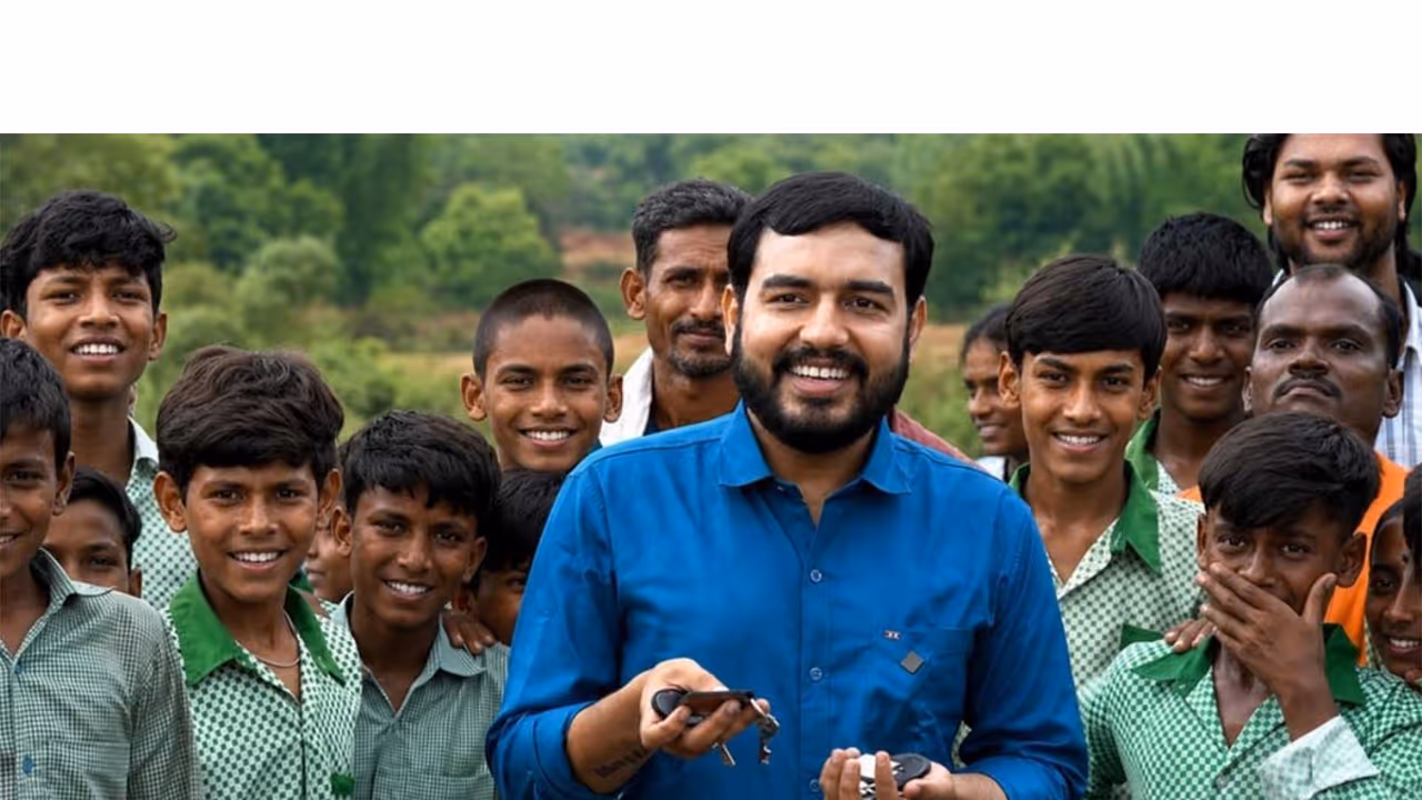 Alakh Pandey with Jharkhand students (Photo/ANI) Alakh Pandey with Jharkhand students (Photo/ANI)