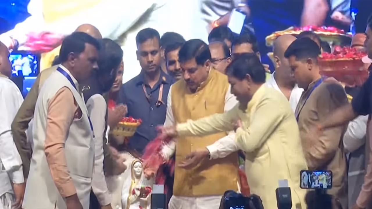 MP CM Mohan Yadav is paying floral tribute to Lokmata Devi Ahilyabai Holkar (Photo/ANI) MP CM Mohan Yadav is paying floral tribute to Lokmata Devi Ahilyabai Holkar (Photo/ANI)